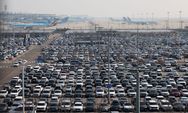 지난 2월 인천국제공항 제2여객터미널 장기주차장이 설 연휴를 앞두고 주차 차량으로 가득 차있다. 뉴시스