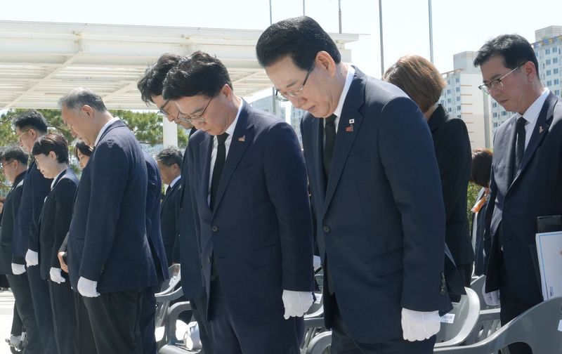 김영록 전남도지사(앞줄 오른쪽에서 첫 번째)가 15일 전남도청 김영랑문 앞 광장에서 열린 제46주년 5·18민주화운동 기념식에서 오월 영령들에 대한 묵념을 하고 있다. 전남도 제공