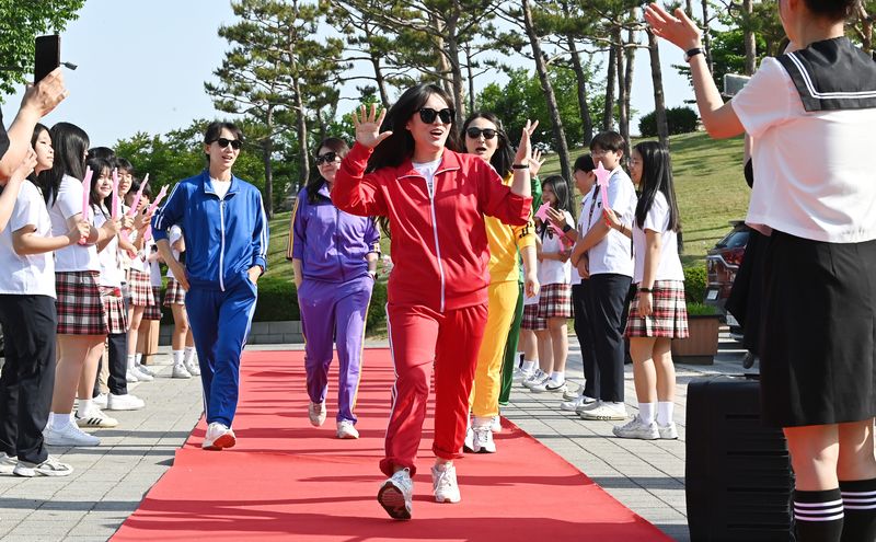 [수원=뉴시스] 김종택기자 = 스승의날인 15일 경기 수원시 팔달구 매향중학교에서 열린 '추억의 책가방' 행사에서 복고풍 복장을 한 선생님들이 학생들의 축하와 응원속에 레드카펫을 밟으며 행진하고 있다. 2026.05.15. jtk@newsis.com