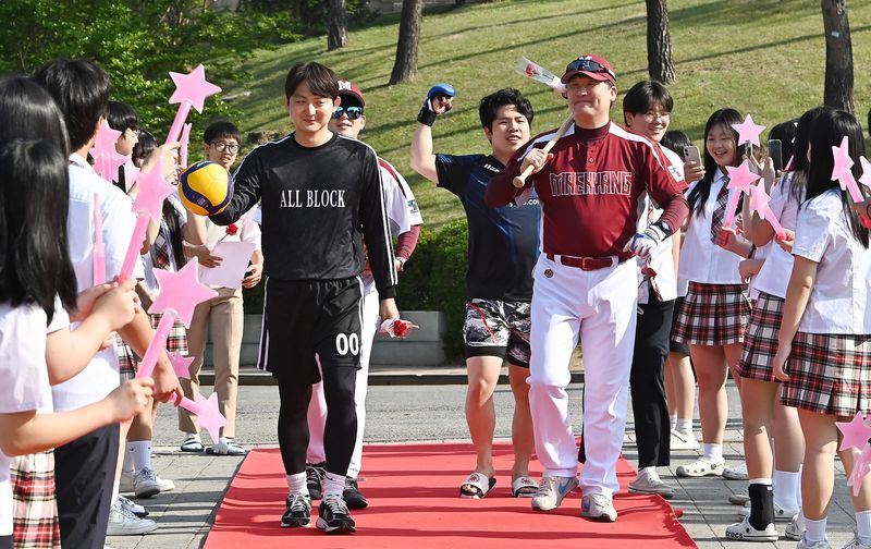 [수원=뉴시스] 김종택기자 = 스승의날인 15일 경기 수원시 팔달구 매향중학교에서 열린 '추억의 책가방' 행사에서 운동부 복장을 한 선생님들이 학생들의 축하와 응원속에 레드카펫을 밟으며 행진하고 있다. 2026.05.15. jtk@newsis.com