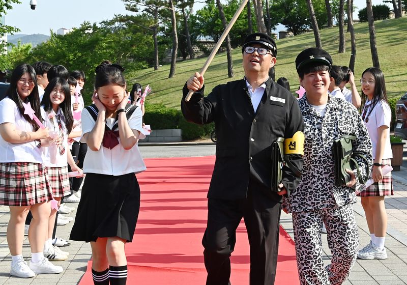 [수원=뉴시스] 김종택기자 = 스승의날인 15일 경기 수원시 팔달구 매향중학교에서 열린 '추억의 책가방' 행사에서 교복을 입은 선생님들이 학생들의 축하와 응원속에 레드카펫을 밟으며 행진하고 있다. 2026.05.15. jtk@newsis.com
