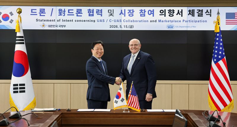 15일 오후 국방부에서 열린 '드론·對드론 협력 및 시장 참여' 협력의향서 체결식에서 전준범 국방부 국방인공지능기획국장과 패트릭 메이슨 미국 육군성 방산수출협력 부차관보가 악수하고 있다. 국방부 제공