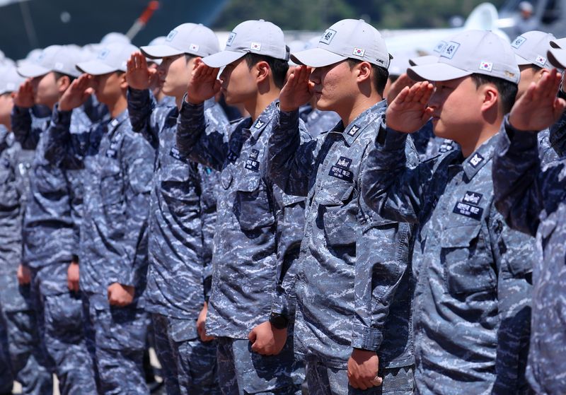 15일 부산 남구 부산작전기지에서 열린 청해부대 48진 왕건함 출항 환송식에서 청해부대 부대원이 경례를 하고 있다. 청해부대 48진은 파병 기간 아덴만 해역 일대에서 작전을 펼치지만 국회 동의를 얻어 호르무즈 해협까지 작전 범위를 넓힐 가능성도 제기된다. 연합뉴스