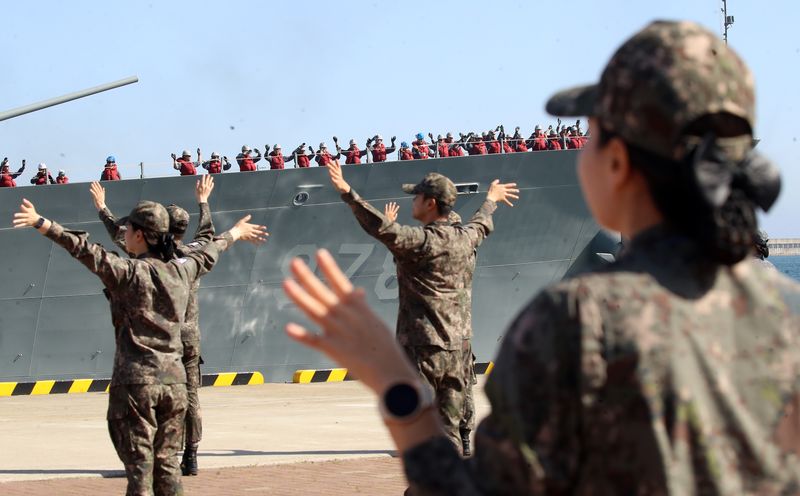 지난 5월 15일 부산 남구 해군작전사령부 부산적전기지에서 해군 청해부대 48진 왕건함(DDH-Ⅱ·4400톤급) 승조원들이 동료들의 환송을 받으며 출항하고 있다. 청해부대 48진은 파병에 앞서 임무 수행 중 발생할 수 있는 위협에 대비해 대공 훈련을 강화하고, 대(對)드론체계를 보강했다. 48진은 파병 기간 소말리아 아덴만 해역 일대에서 선박 안전 호송과 항해 지원 임무를 수행하게 된다. 48진 임무교대는 중동전쟁 상황에서 이뤄져 향후 호르무즈 해협에 투입될지 이목이 집중되고 있다. 뉴스1