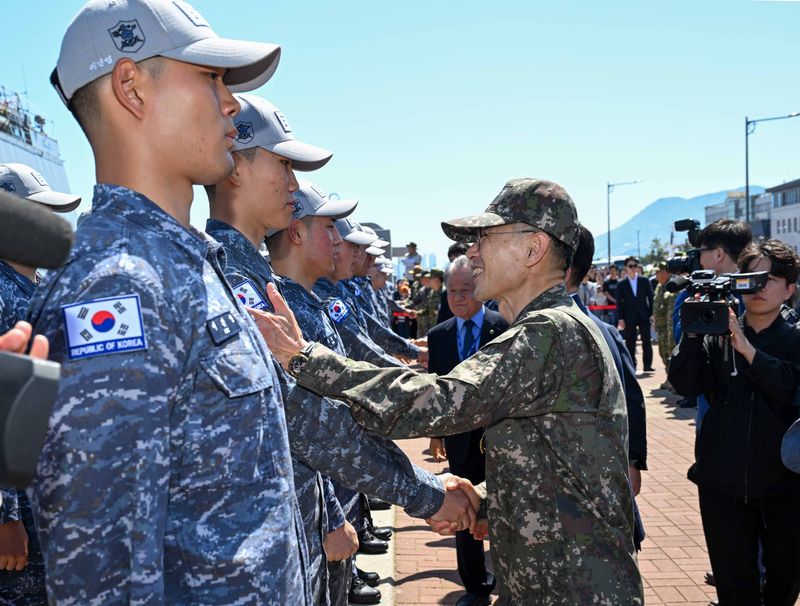 15일 부산작전기지에서 열린 청해부대 48진 왕건함 출항 환송 행사에서 김경률 해군참모총장이 청해부대 48진 장병들을 격려하고 있다. 해군 제공