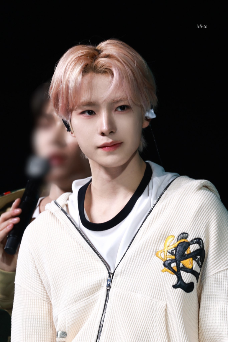 파코서플라이 사이렌 스캔들 집업 후디 아이보리를 착용한 NCT WISH 유우시. SNS 화면 갈무리