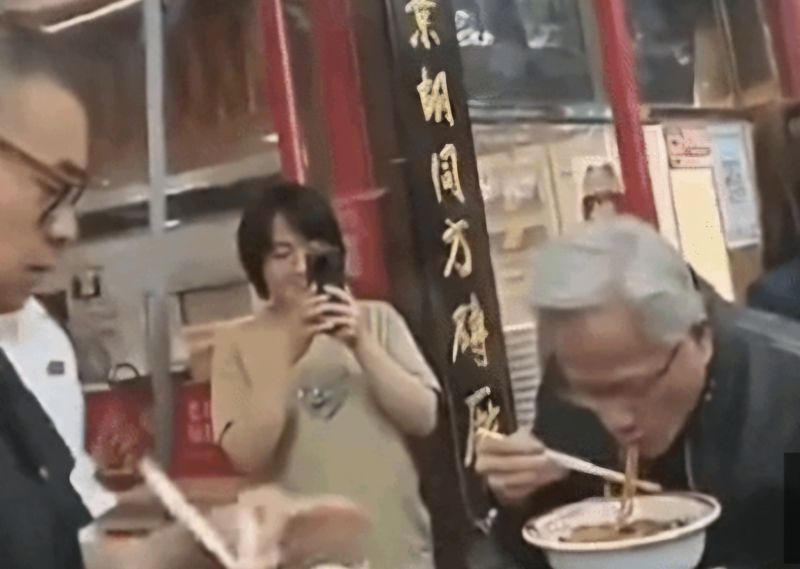 젠슨 황 엔비디아 최고경영자가 지난달 15일(현지시간) 중국 베이징 둥청구 난뤄구샹에서 짜장면을 먹는 모습. 웨이보 캡처. /사진=뉴스1