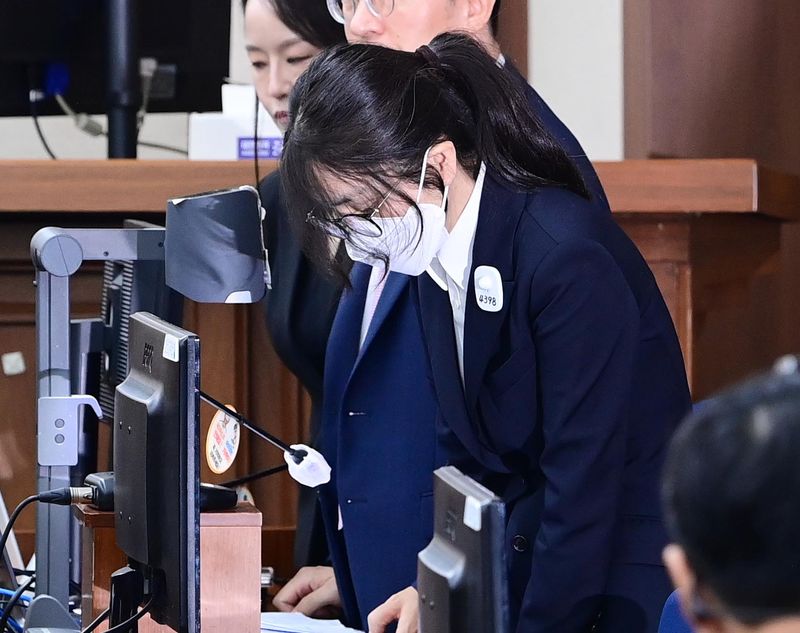 [서울=뉴시스] 사진공동취재단 = 특검이 이른바 '매관매직' 의혹으로 재판에 넘겨진 김건희 여사에게 징역 7년 6개월을 구형했다. 사진은 도이치모터스 주가조작과 명태균 공천개입, 통일교 청탁·뇌물 수수 의혹 혐의 등으로 구속기소 된 김건희 여사가 지난해 9월 24일 오후 서울 서초구 서울중앙지방법원에서 열린 첫 재판에 출석하는 모습. 2026.05.15. photo@newsis.com