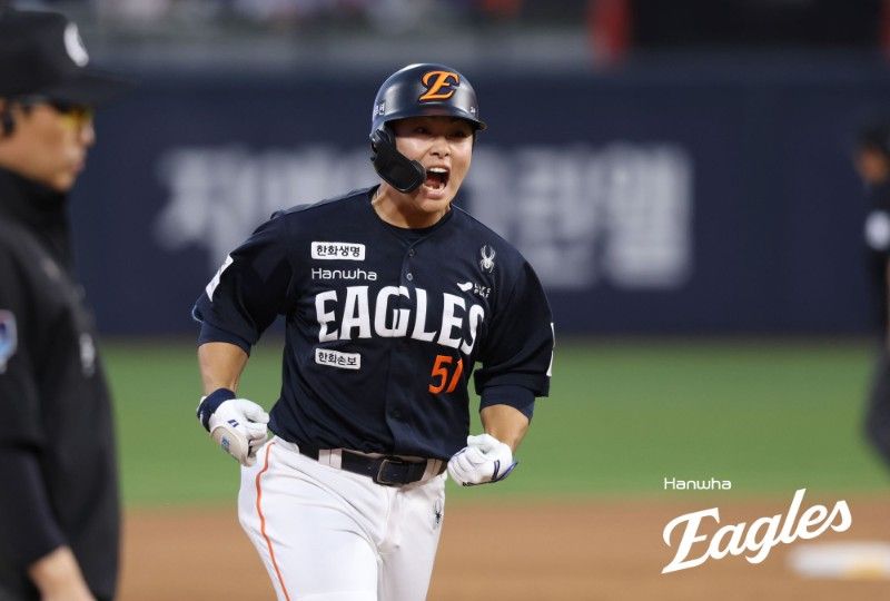 프로야구 한화 이글스 문현빈이 15일 수원 KT위즈파크에서 열린 2026 신한 쏠 KBO리그 KT 위즈와의 경기에서 4회 홈런을 친 뒤 포효하고 있다. 한화 이글스 제공