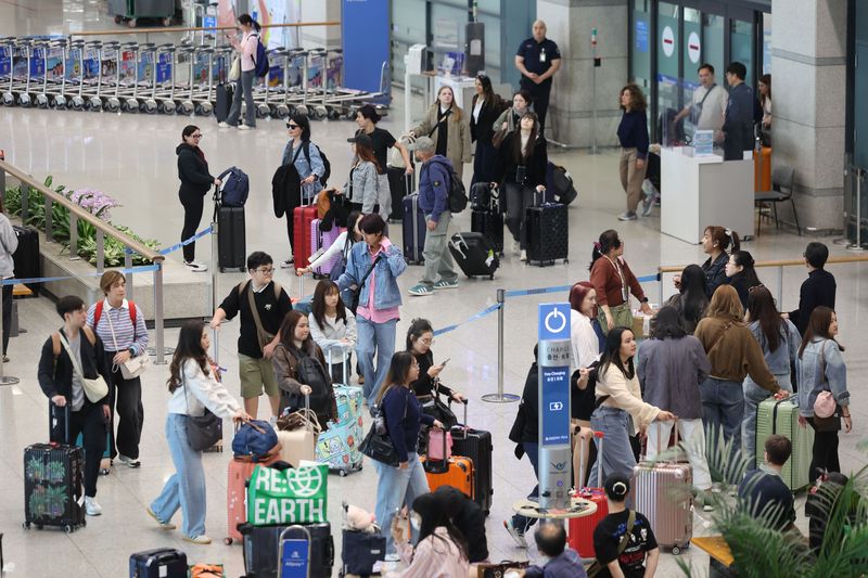 [인천공항=뉴시스] 권창회 기자 = 1일 인천국제공항 제1여객터미널 입국장에서 외국인 관광객들이 입국하고 있다.. 2026.05.01. kch0523@newsis.com