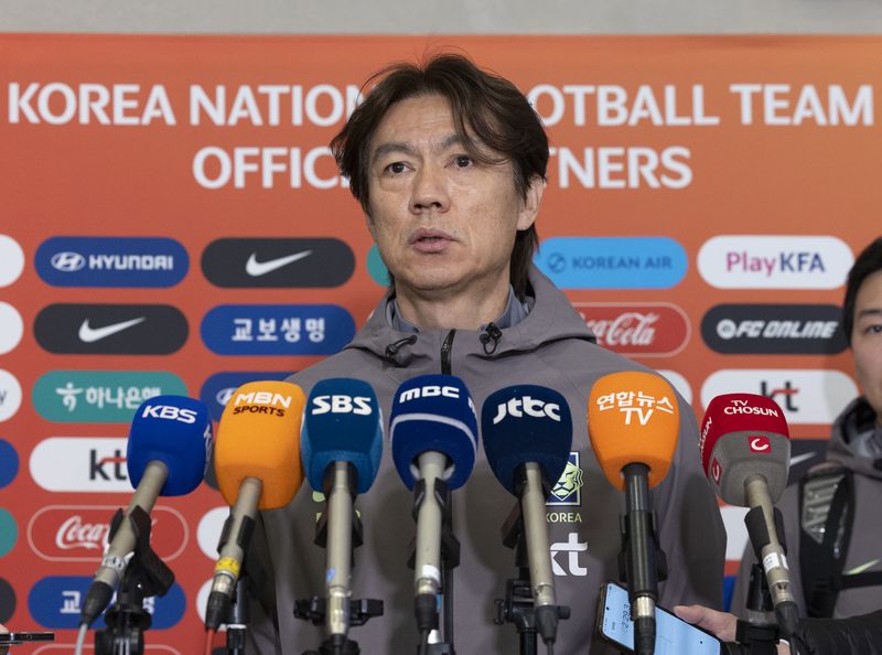 [인천공항=뉴시스] 김근수 기자 = 홍명보 대한민국 축구 국가대표팀 감독이 2일 인천국제공항 제2여객터미널에서 3월 유럽원정 평가전을 마치고 귀국 인터뷰를 하고 있다. 2026.04.02. ks@newsis.com *재판매 및 DB 금지