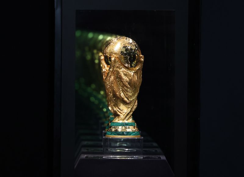 [서울=뉴시스] 배훈식 기자 = 코카-콜라 '오리지널 FIFA 월드컵™ 트로피'가 일반에 공개된 17일 오전 서울 용산구 CGV 용산아이파크몰에 트로피가 전시돼 있다. 2026.01.17. dahora83@newsis.com