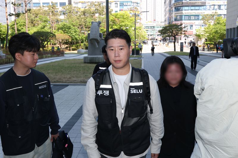 최승호 초기업노조 삼성전자지부 위원장이 지난 13일 경기 수원시 영통구 수원지방법원에서 열린 삼성전자 노조 위법 쟁의행위 금지 가처분 신청 2차 심문 출석하고 있다. 뉴스1