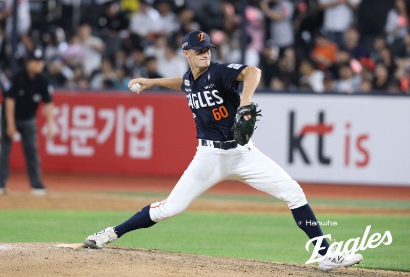 [서울=뉴시스] 프로야구 한화 이글스 잭 쿠싱이 15일 수원 KT위즈파크에서 열린 2026 신한 쏠 KBO리그 KT 위즈와의 경기에 마무리로 등판해 공을 던지고 있다. (사진=한화 이글스 제공) 2026.05.15. *재판매 및 DB 금지