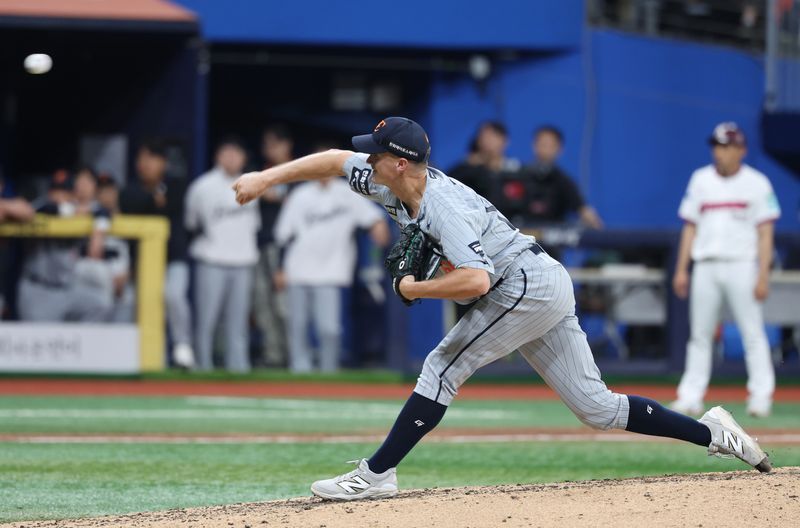 [서울=뉴시스] 김진아 기자 = 14일 서울 구로구 고척스카이돔에서 열린 2026 KBO 리그 한화 이글스와 키움 히어로즈의 경기, 9회말 한화 쿠싱이 역투하고 있다. 2026.05.14. bluesoda@newsis.com