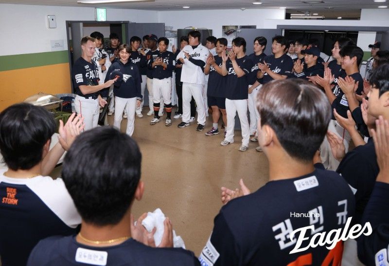 [서울=뉴시스] 프로야구 한화 이글스 잭 쿠싱(가운데)이 15일 수원 KT위즈파크에서 열린 2026 신한 쏠 KBO리그 KT 위즈와의 경기를 마친 뒤 선수단과 마지막 인사를 하고 있다. (사진=한화 이글스 제공) 2026.05.15. *재판매 및 DB 금지