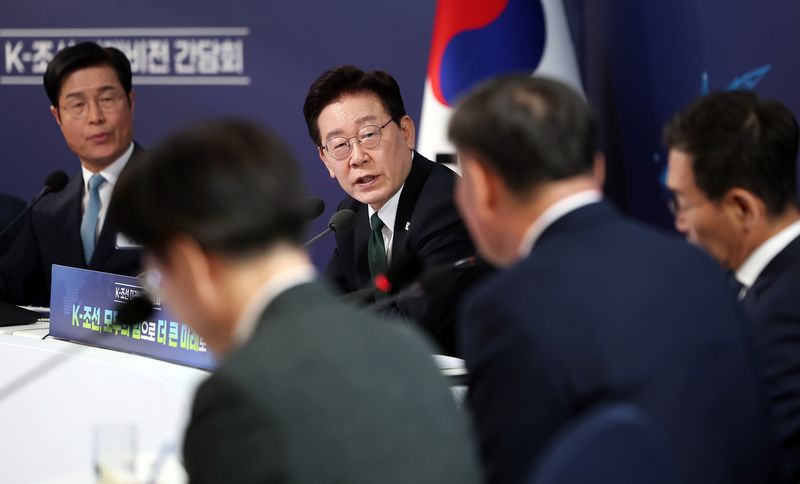 [울산=뉴시스] 고범준 기자 = 이재명 대통령이 13일 울산 동구 호텔현대 바이 라한 울산에서 열린 K-조선 미래비전 간담회에서 발언하고 있다. (청와대통신사진기자단) 2026.05.13. bjko@newsis.com