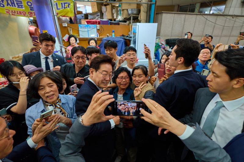 [울산=뉴시스] 고범준 기자 = 이재명 대통령이 13일 울산 남목마성시장을 방문해 시민 및 상인들과 기념촬영을 하고 있다. (사진=청와대 제공) 2026.05.13. photo@newsis.com *재판매 및 DB 금지