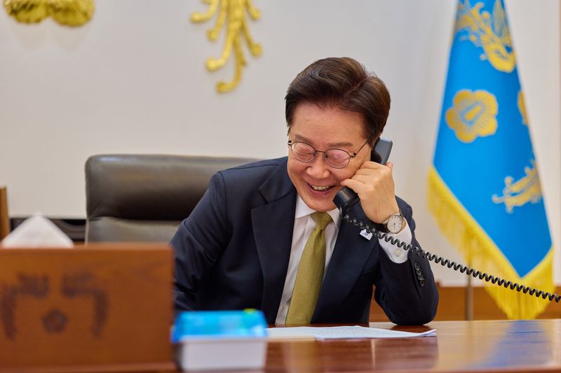 [서울=뉴시스] 최동준 기자 = 이재명 대통령이 14일 청와대에서 클라우디아 셰인바움 파르도 멕시코 대통령과 통화하고 있다. (사진=청와대 제공) 2026.05.14. photo@newsis.com *재판매 및 DB 금지