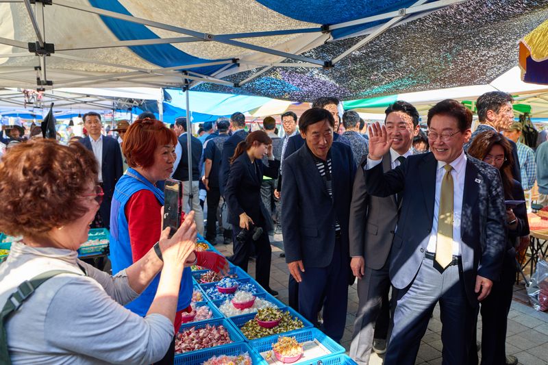 [서울=뉴시스] 최동준 기자 = 이재명 대통령이 14일 경기 성남 모란시장을 방문해 상인과 인사하고 있다. (사진=청와대 제공) 2026.05.14. photo@newsis.com *재판매 및 DB 금지
