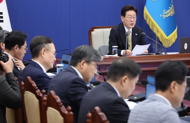 [서울=뉴시스] 최동준 기자 = 이재명 대통령이 14일 청와대에서 열린 수석보좌관회의에서 발언하고 있다. (청와대통신사진기자단) 2026.05.14. photocdj@newsis.com