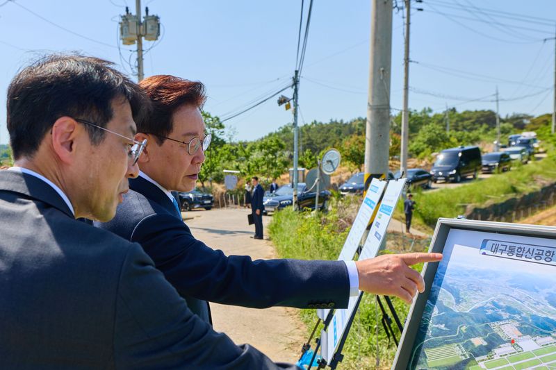[서울=뉴시스] 최동준 기자 = 이재명 대통령이 15일 경북 의성군 대구경북통합신공항 건설 예정부지를 방문해 현장을 둘러보고 있다. (사진=청와대 제공) 2026.05.15. photo@newsis.com *재판매 및 DB 금지