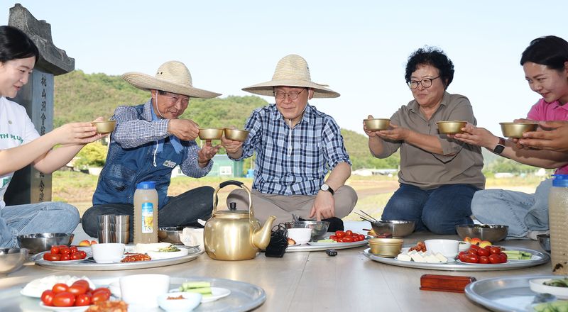 [대구=뉴시스] 최동준 기자 = 이재명 대통령이 15일 대구 군위군 소보면 마을 일원에서 모내기 작업을 마친 뒤 주민들과 '새참 간담회'를 하고 있다. (청와대통신사진기자단) 2026.05.15. photocdj@newsis.com