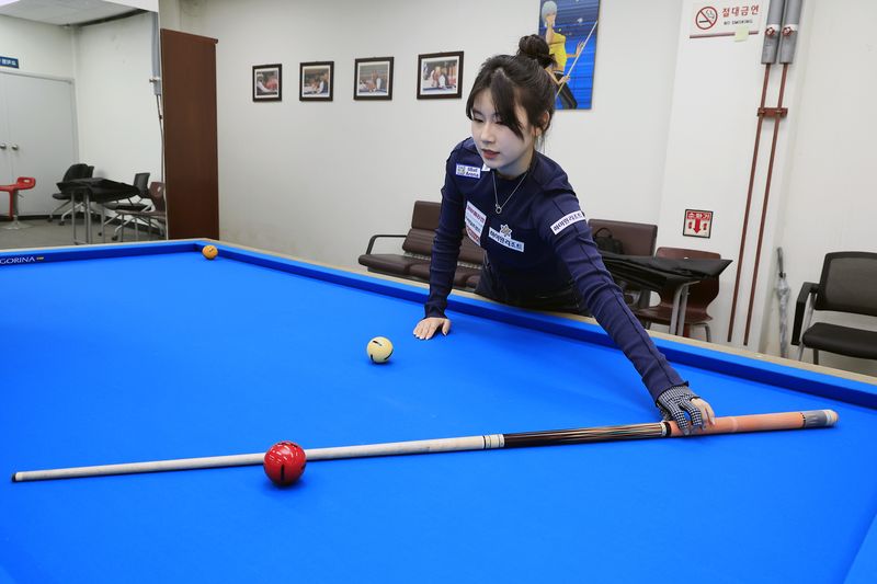 LPBA 무대에서 활약 중인 이미래 프로가 30일 오후 서울시 송파구 양재대로 한국체육대학교에서 뉴스1과 100세 운동법 '당구' 원포인트 레슨을 하고 있다. ⓒ 뉴스1 박정호 기자