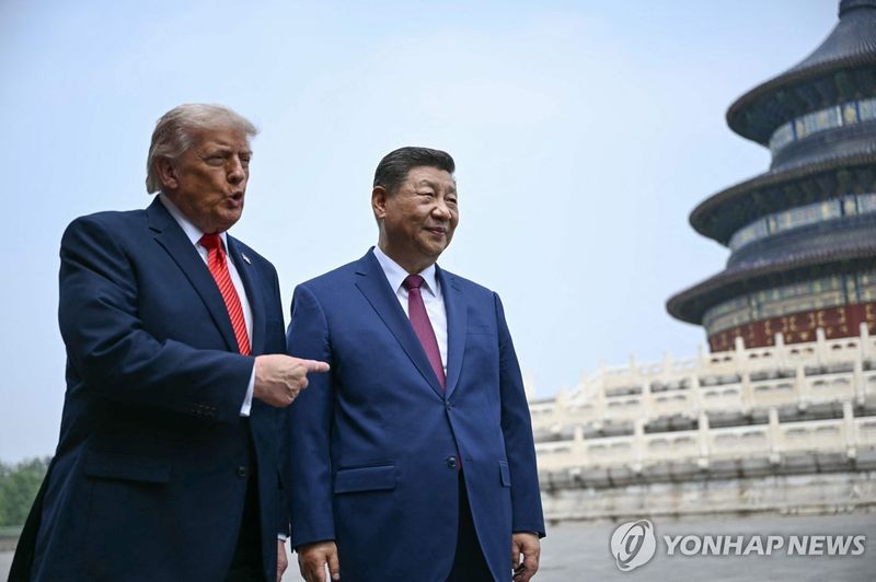 14일 중국 베이징 톈탄공원에서 함께 산책하는 도널드 트럼프 미국 대통령과 시진핑 중국 국가주석 (출처=연합뉴스)