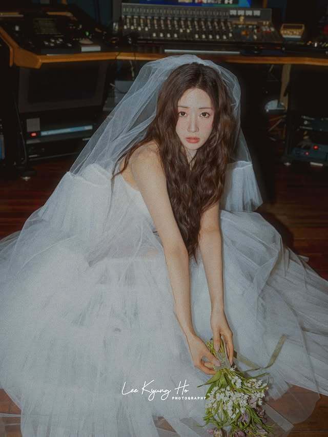 '결혼' 윤보미♥라도, 뮤지션 커플의 웨딩 화보…힙한 분위기