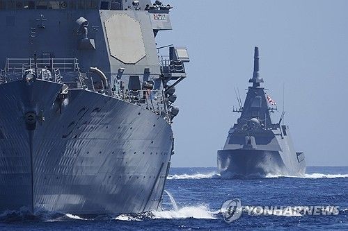 미군 함정(왼쪽)과 일본 자위대 함정. 출처=연합뉴스