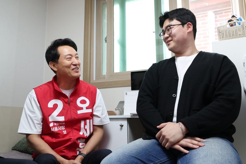 [서울=뉴시스] 정병혁 기자 = 오세훈 국민의힘 서울시장 후보가 16일 오전 서울 노원구의 원룸을 찾아 자취하는 대학생과 만나 애로사항을 청취하고 있다.(사진=오세훈 국민의힘 서울시장 후보 캠프 제공) 2026.05.16. photo@newsis.com *재판매 및 DB 금지