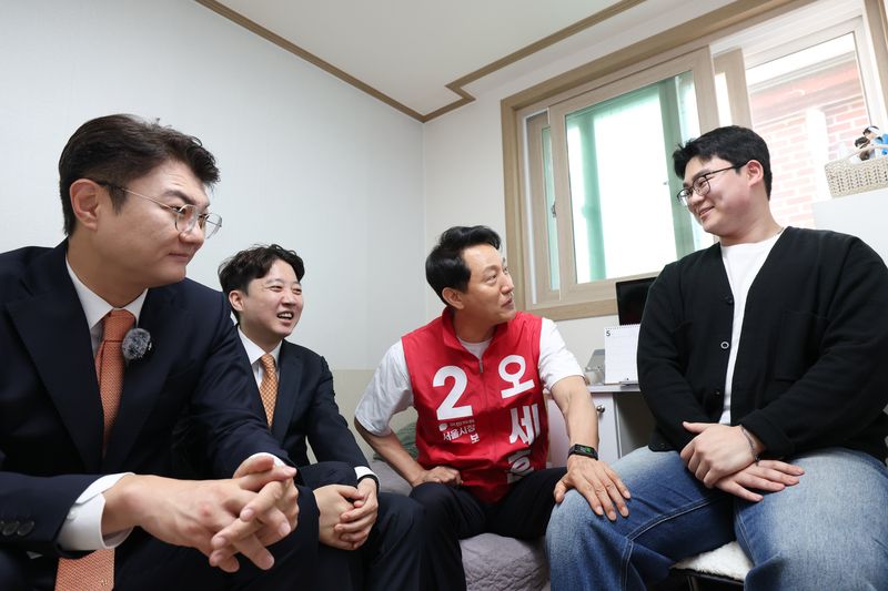 [서울=뉴시스] 정병혁 기자 = 오세훈 국민의힘 서울시장 후보와 이준석 개혁신당 대표, 김정철 서울시장 후보가 16일 오전 서울 노원구의 원룸을 찾아 자취하는 대학생과 만나 애로사항을 청취하고 있다. (사진=오세훈 국민의힘 서울시장 후보 캠프 제공) 2026.05.16. photo@newsis.com *재판매 및 DB 금지