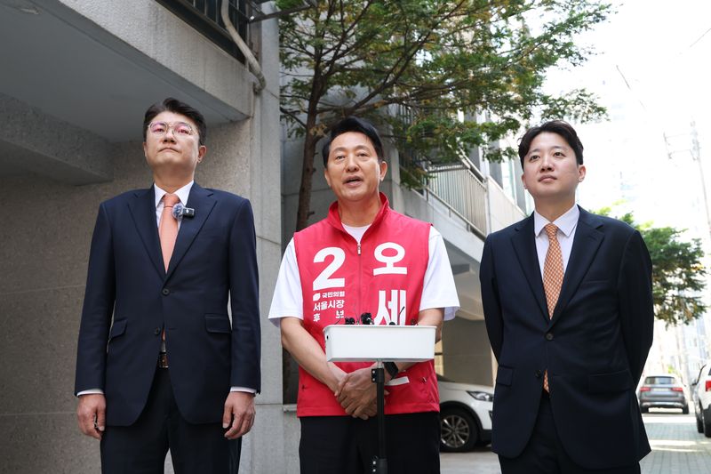 [서울=뉴시스] 정병혁 기자 = 오세훈 국민의힘 서울시장 후보와 이준석 개혁신당 대표, 김정철 서울시장 후보가 16일 오전 서울 노원구의 원룸을 찾아 취재진 질문에 답하고 있다.(사진=오세훈 국민의힘 서울시장 후보 캠프 제공) 2026.05.16. photo@newsis.com *재판매 및 DB 금지