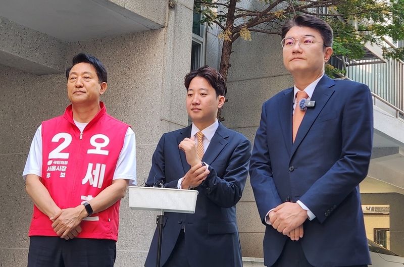 오세훈-이준석, 서울 노원구 공릉동 청년 원룸 방문 (출처=연합뉴스)