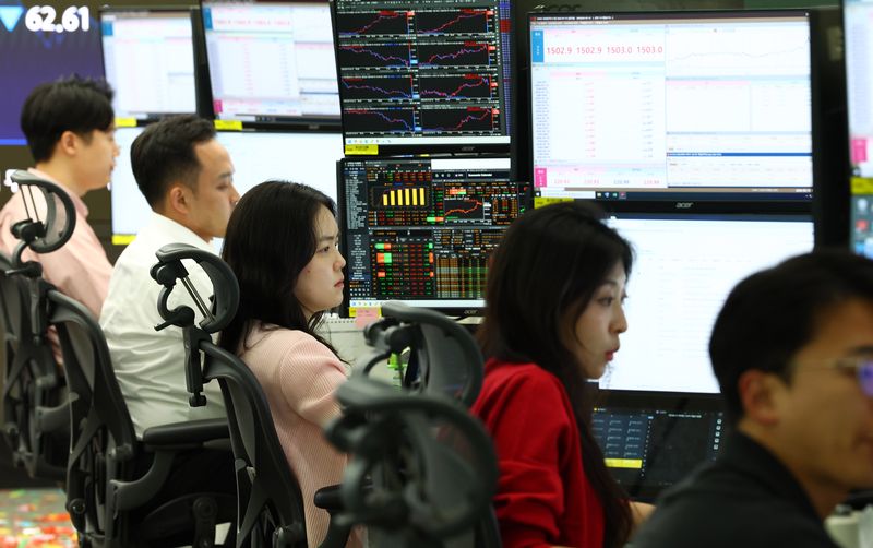 [서울=뉴시스] 전신 기자 = 15일 서울 중구 하나은행 딜링룸에서 직원들이 업무를 보고 있다. 2026.05.15. photo1006@newsis.com