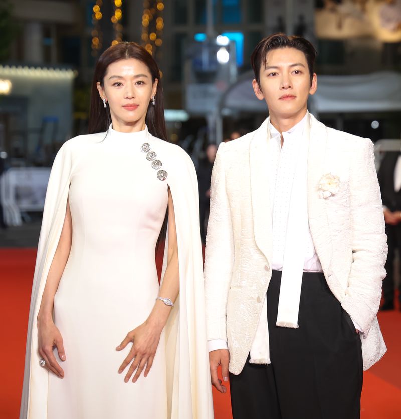 배우 전지현, 지창욱이 16일(현지시간) 프랑스 남부 소도시 칸 팔레 데 페스티발(Palais des Festivals) 뤼미에르 대극장에서 열린 제79회 칸 국제영화제 미드나잇 스크리닝 초청작 ‘군체’ 공식 시사회 레드카펫에 올라 포즈를 취하고 있다. 2026.5.16 ⓒ 뉴스1 이준성 특파원