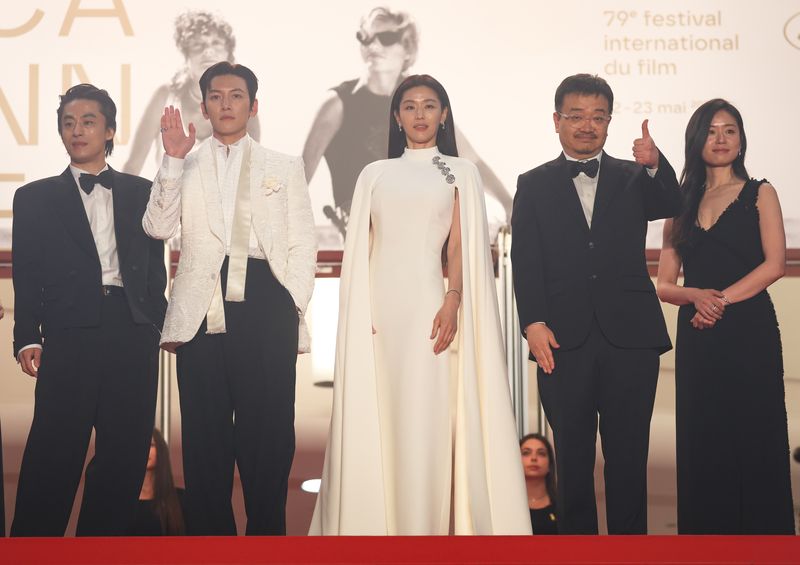16일(현지시간) 프랑스 남부 소도시 칸 팔레 데 페스티발(Palais des Festivals) 뤼미에르 대극장에서 열린 제79회 칸 국제영화제 미드나잇 스크리닝 초청작 ‘군체’ 공식 시사회에서 연상호 감독과 주연배우 전지현, 지창욱, 구교환 등 출연진이 레드카펫에 올라 손 인사를 하고 있다. 2026.5.16 ⓒ 뉴스1 이준성 특파원