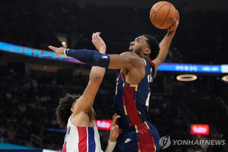 슛 시도하는 도너번 미첼 (출처=연합뉴스)