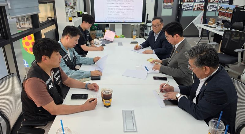 15일 김영훈 고용노동부 장관이 경기 평택캠퍼스 노조 사무실을 방문해 최승호 삼성전자 초기업노동조합 위원장을 비롯한 삼성전자 노조 측과 면담했다. 삼성그룹 초기업 노동조합 삼성전자 지부 제공