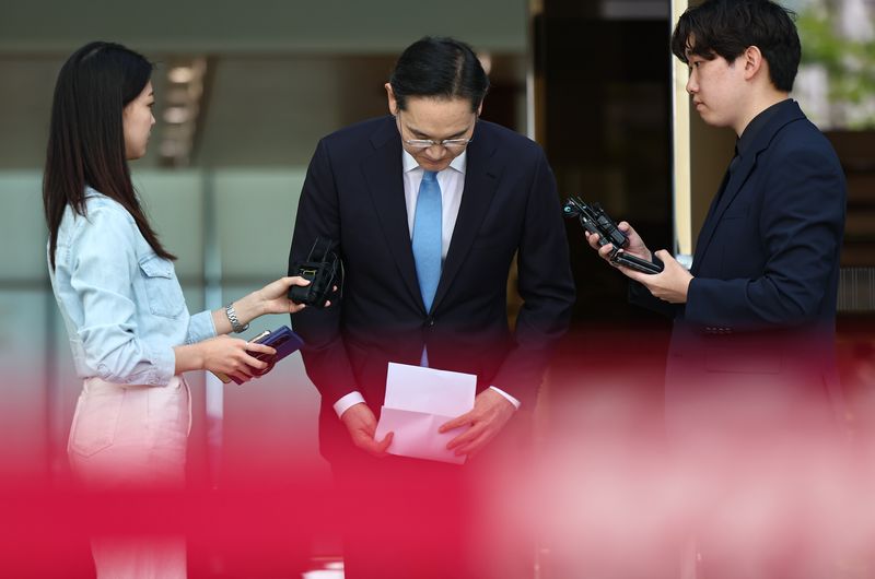이재용 삼성전자 회장이 16일 서울 강서구 서울김포비즈니스항공센터로 귀국하며 노조 파업에 대한 입장을 밝히던 중 고개숙여 사과하고 있다. 뉴스1