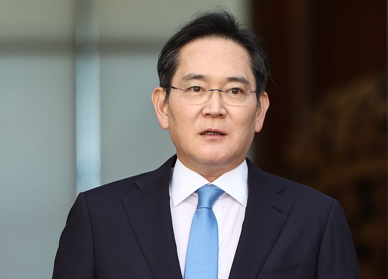이재용 삼성전자 회장이 16일 서울 강서구 서울김포비즈니스항공센터로 귀국하며 노사 문제와 관련 "전세계 고객들께 진심으로 사과드린다＂며 입장을 밝히고 있다. 2026.5.16 ⓒ 뉴스1 김도우 기자