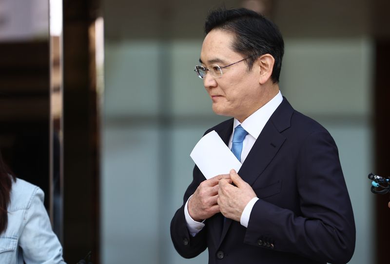 이재용 삼성전자 회장이 16일 서울 강서구 서울김포비즈니스항공센터로 귀국하며 노조 파업에 대한 사죄 입장을 밝힌 뒤 이동하고 있다. 2026.5.16 ⓒ 뉴스1 김도우 기자