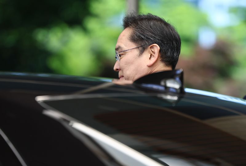 이재용 삼성전자 회장이 16일 서울 강서구 서울김포비즈니스항공센터로 귀국하며 노조 파업에 대한 입장을 밝힌 후 차량에 탑승하고 있다. 2026.5.16 ⓒ 뉴스1 김도우 기자