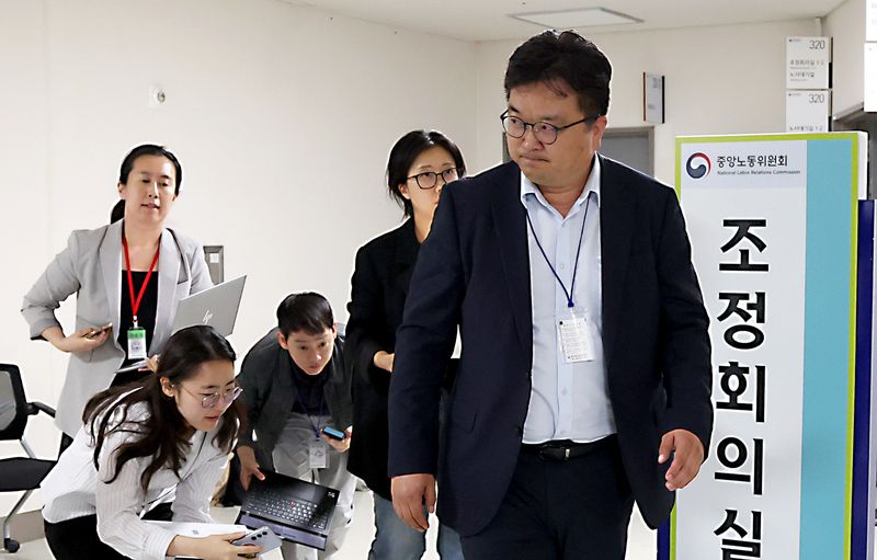 김형로 삼성전자 부사장이 13일 세종시 정부세종청사 중앙노동위원회 열린 사후조정회의가 결렬된 후 회의장을 떠나며 취재진의 질문를 받고 있다. 2026.5.13 ⓒ 뉴스1 김기남 기자