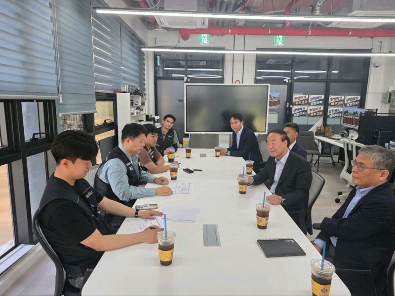 15일 오후 삼성전자 DS부문 사장단이 삼성전자 평택캠퍼스에 위치한 노동조합 사무실을 방문해 삼성전자노동조합 공동투쟁본부와 대화를 하고 있다. 사진 왼쪽 위부터 정승원 투쟁본부 국장, 이송이 부위원장, 최승호 위원장, 김재원 국장. 사진 오른쪽 위부터 박용인 삼성전자 사장, 한진만 사장, 전영현 부회장, 김용관 사장. (삼성전자 제공. 재판매 및 DB 금지) 2026.5.15 ⓒ 뉴스1