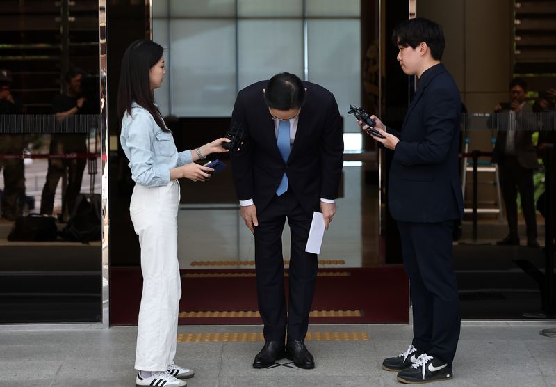 해외 출장을 마치고 급거 귀국한 이재용 삼성전자 회장이 16일 서울 김포비즈니스항공센터(SGBAC)에서 머리 숙여 사죄 인사를 하고 있다. /사진=연합뉴스
