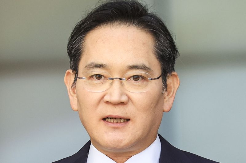 이재용 삼성전자 회장이 16일 서울 강서구 김포국제공항 비즈니스센터로 귀국하며 취재진 앞에서 총파업이 예고된 노사 현안과 관련해 입장을 밝히고 있다. 뉴시스