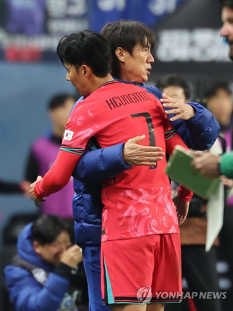 손흥민과 홍명보 감독 (출처=연합뉴스)