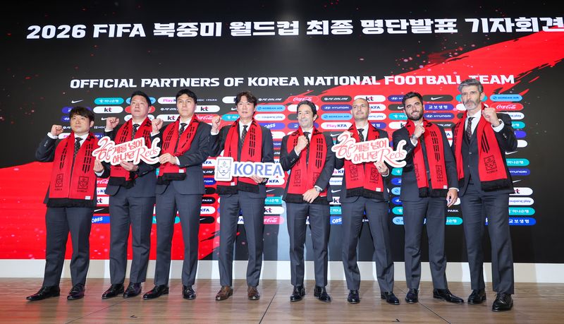 홍명보 감독을 비롯한 대한민국 축구국가대표팀 코칭스태프들이 16일 오후 서울 종로구 KT온마당에서 2026 FIFA 북중미 월드컵 최종 명단 발표 기자회견을 마친 뒤 기념 촬영을 하고 있다. 2026.5.16 ⓒ 뉴스1 안은나 기자